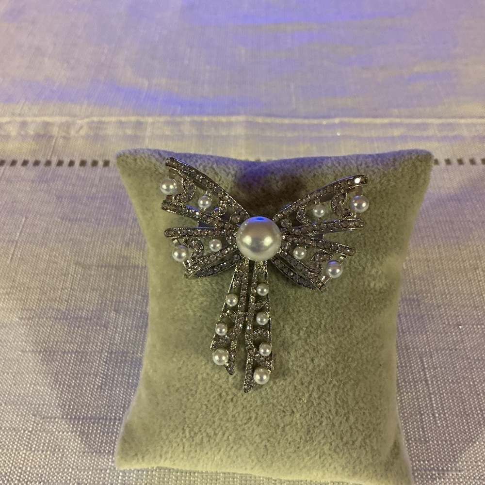 Bow Rhinestone and Pearl Silver Tone Brooch